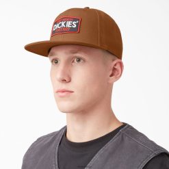Dickies Riga | Dickies logotipa plākstera plakanā rēķina vāciņš piederumi unisekss L48662894 brūna pīle (BD)